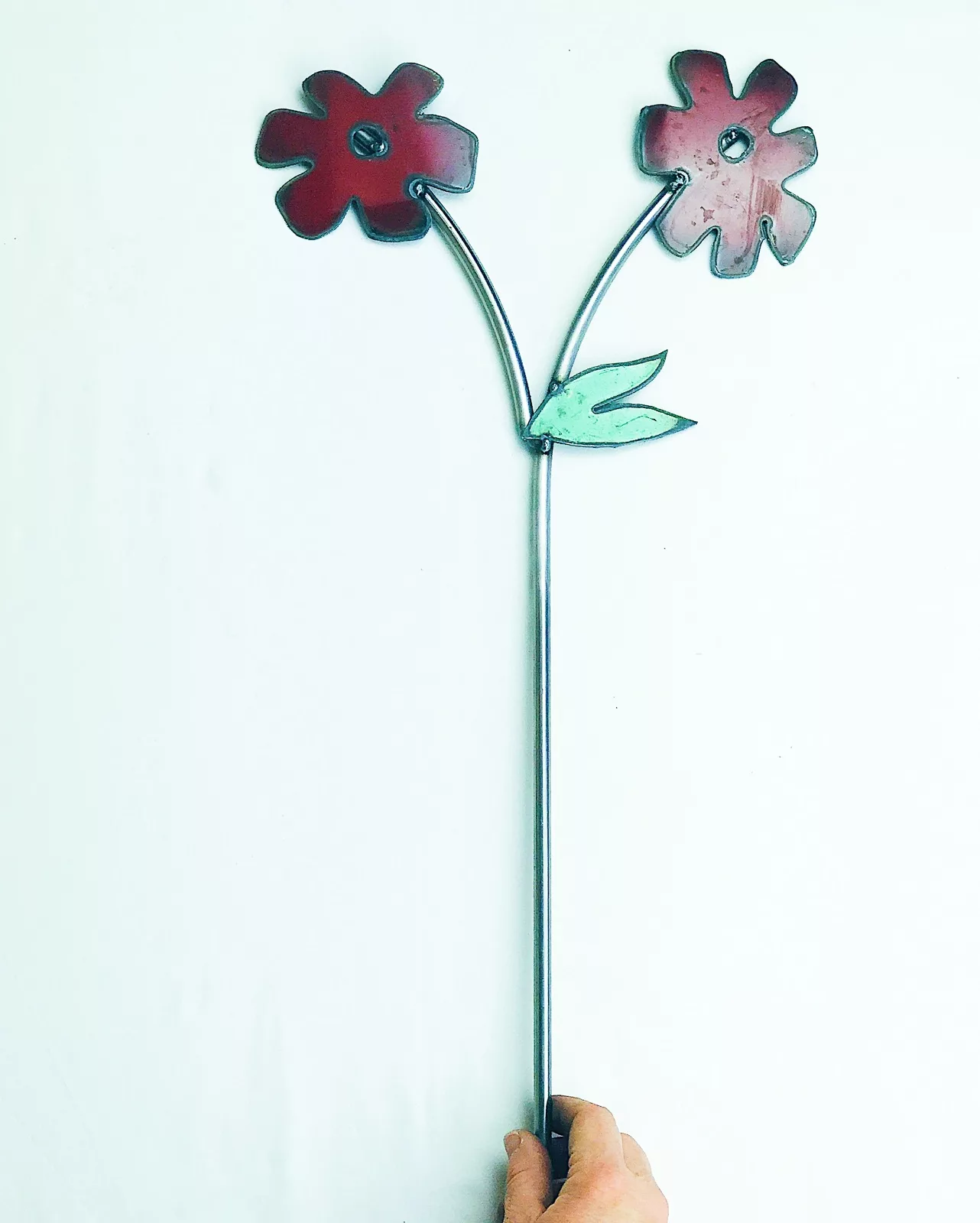 Twin_Bantam_Hand_ metal daisy red stem