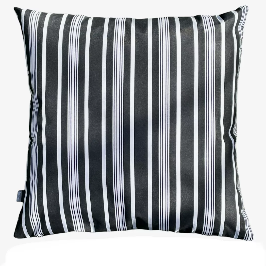 Friso Preto black and white outdoor cushions